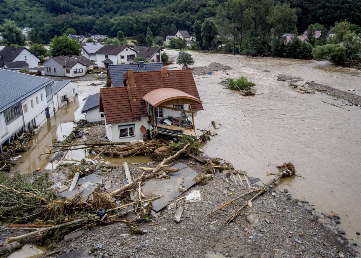 Alluvione in Germania, almeno 42 morti. Toti: "Immagini che riaprono vecchie ferite"