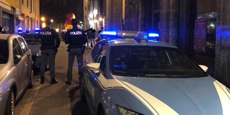 Genova, picchiata dal marito scappa in strada con i figli: salvati dalla polizia