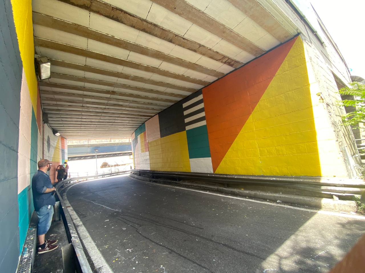 Genova, la sopraelevata si rifà il look con uno dei più grandi lavori di street art del mondo