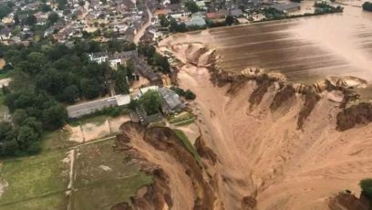 Alluvione in Germania, una terrificante frana inghiotte case e persone