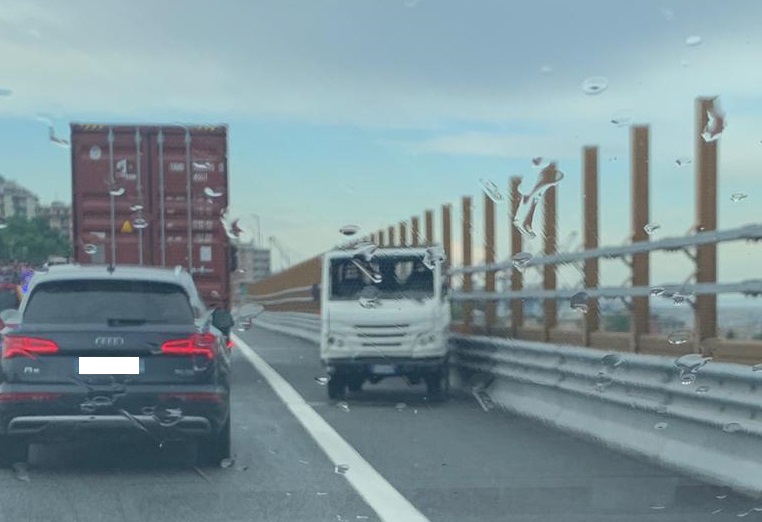 Genova, paura in autostrada: furgone finisce in testacoda vicino al casello di Pegli