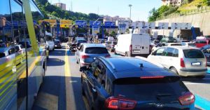Genova, altra giornata difficile: code in città e autostrada verso il porto
