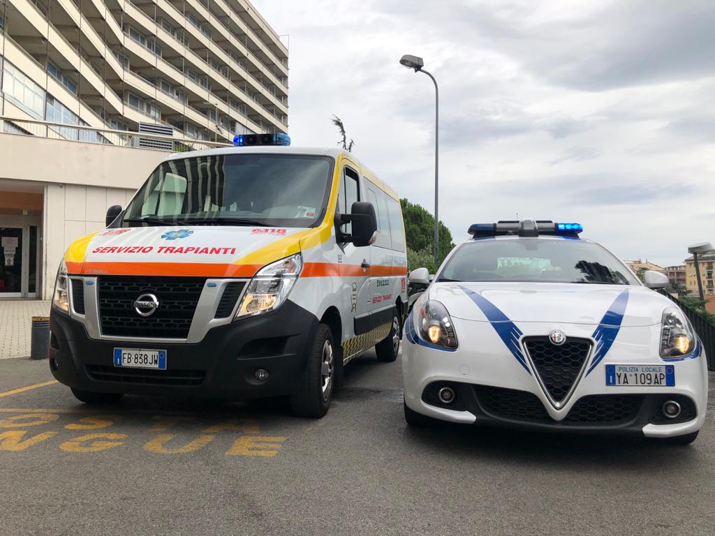 Genova, la polizia locale scorta un cuore per un trapianto dal San Martino all'aeroporto
