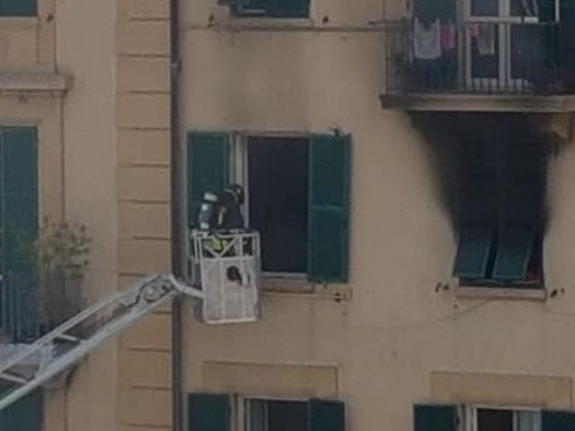 Genova, incendio in un appartamento in via Archimede: vigili del fuoco in azione