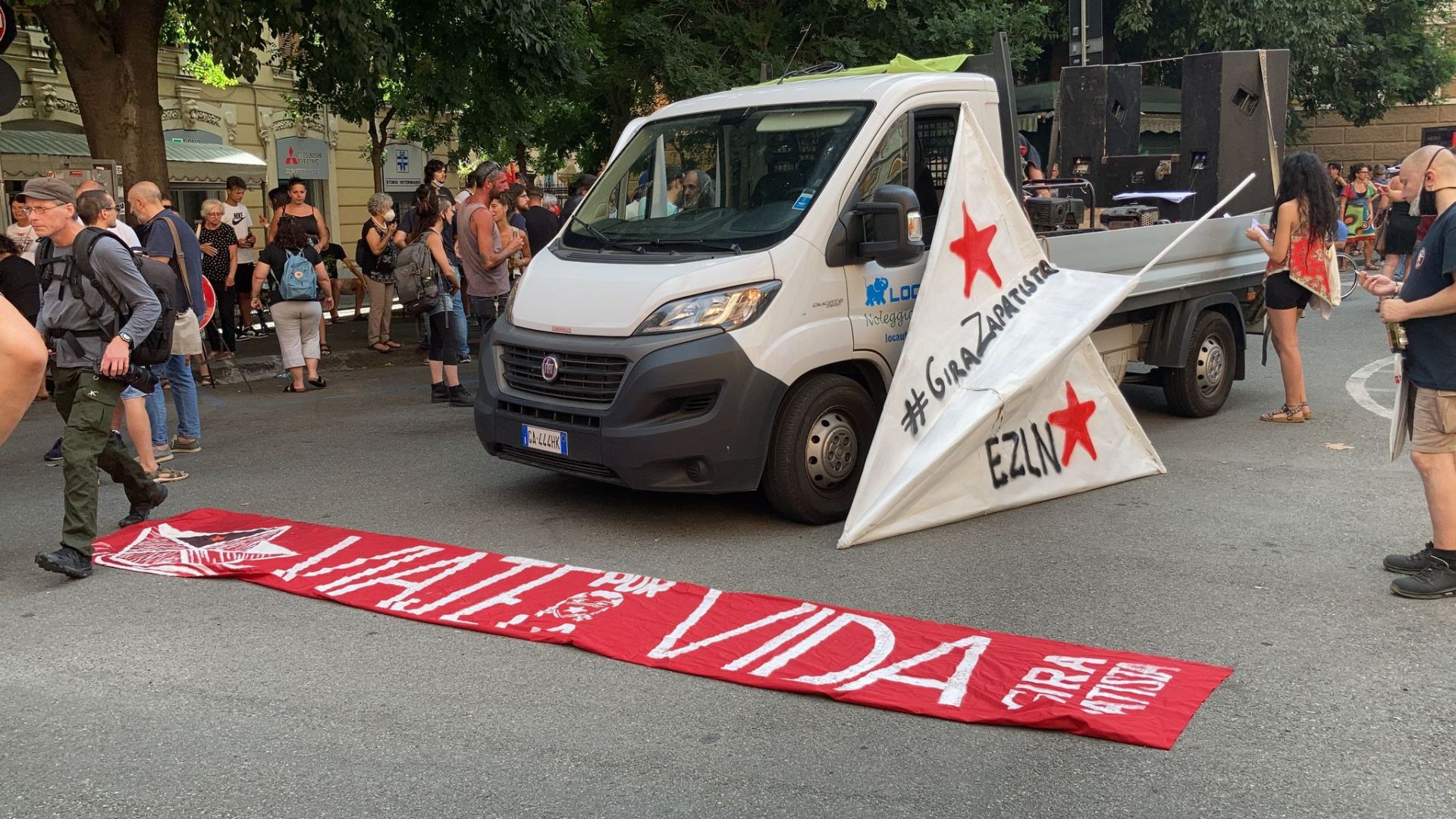 Genova, per le vie del centro il corteo zapatista per il ventennale del G8