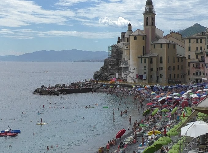 A Camogli spiagge sold out e sì al Green Pass 