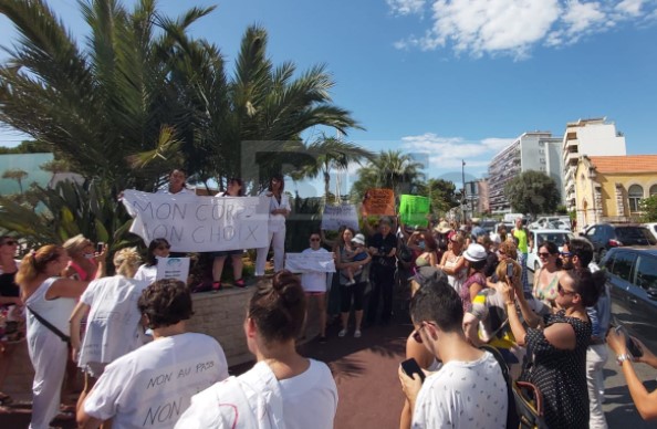 Manifestazione anti-green pass a Mentone: "Mio il corpo, mia la scelta" 