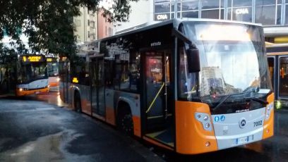 Genova, occupano il posto dell'autista e il bus non può partire: denunciati 4 giovani milanesi
