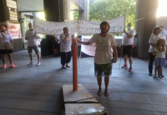 Viadotto Bisagno,  la protesta del Comitato con striscioni, cori e oggetti caduti dal ponte