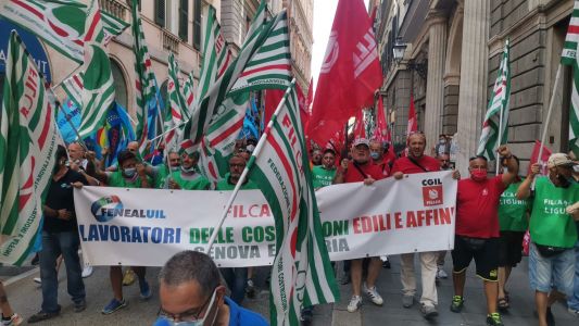 Genova, sciopero e corteo degli edili: in 500 per il rinnovo del contratto integrativo