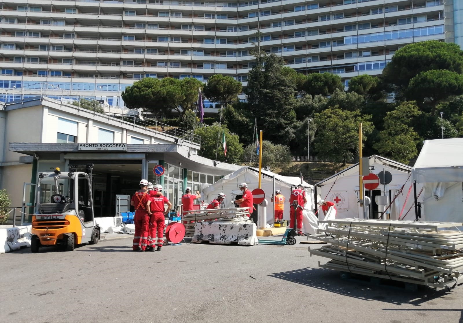 Croce Rossa smonta la tensostruttura covid davanti al San Martino di Genova