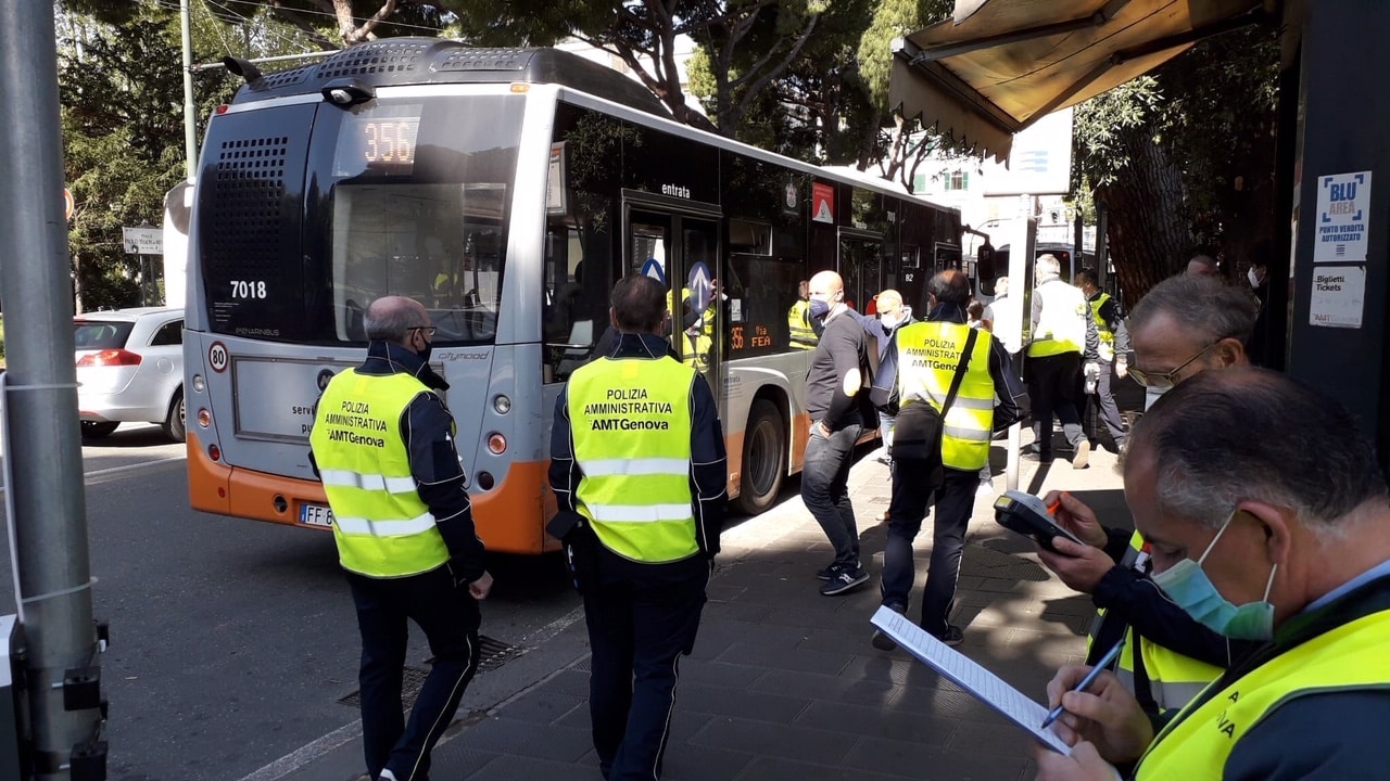 Controlli sui bus Amt in via XX settembre: 143 multe su 1.258 passeggeri verificati