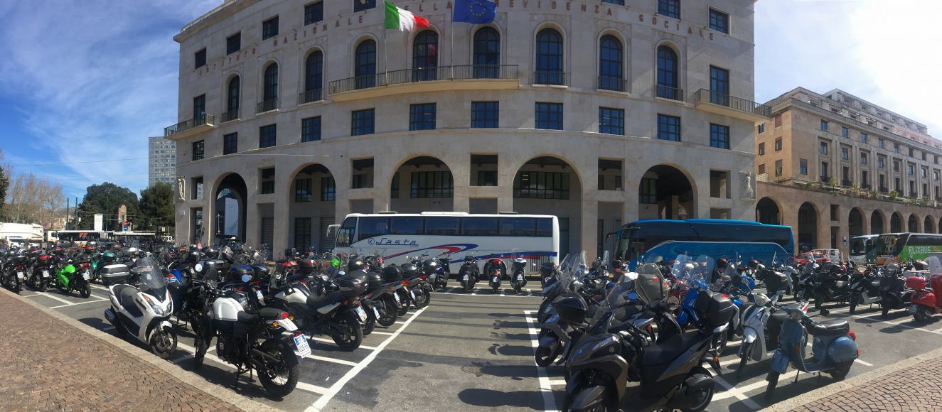 Genova, si aggira tra gli scooter in piazza della Vittoria e ruba un casco: arrestato