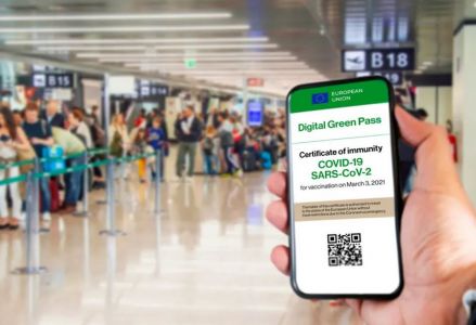 Green Pass, ipotesi al vaglio: obbligatorio con una dose in ristoranti e bar al chiuso, due per volare 