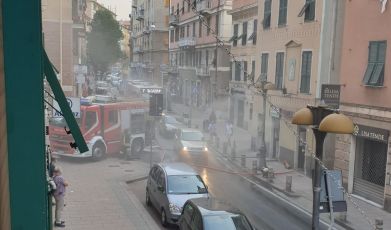 Certosa, incendio in una profumeria in via Jori: danni ingenti