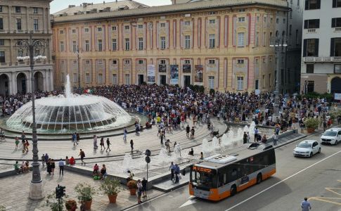 Genova, il popolo anti-Green pass in piazza De Ferrari: “No alla dittatura”