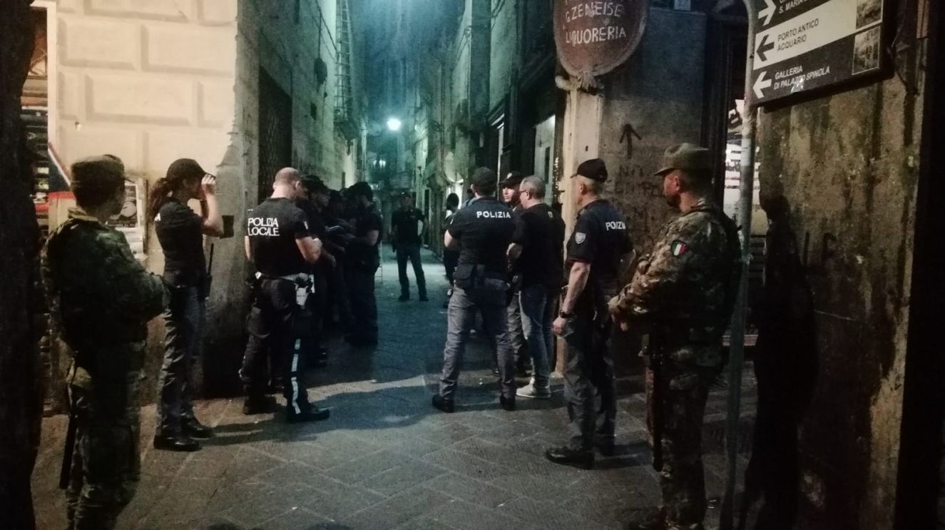 Genova, violenta rissa in via Prè: agente ferito con un coccio di bottiglia