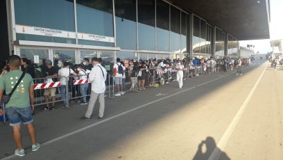 Genova, cavo internet tranciato alla Fiera: code all'hub vaccinale