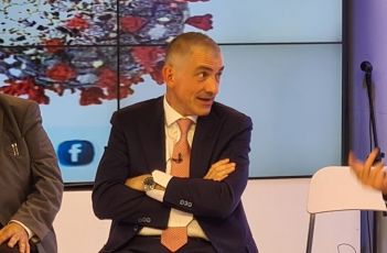 Covid, la dura condanna di Costa: "Chi decide di non vaccinarsi è un irresponsabile"