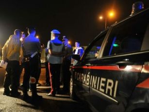 Albenga, ubriaco distrugge un bar e picchia e morde i carabinieri: arrestato