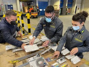 Genova, sequestrate in porto 230 tonnellate di prodotti di ferramenta e utensili