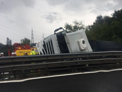 Tir si ribalta in A7 tra Vignole e Serravalle: tratto chiuso e poi riaperto verso Milano