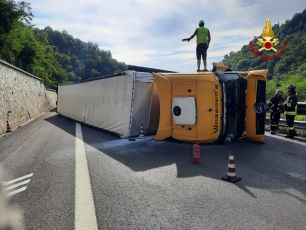 Liguria, un altro camion si ribalta sull'A6: tratto chiuso tra Millesimo e Ceva