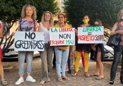 Genova, annullata la fiaccolata "no green pass": un centinaio di persone in via Garibaldi