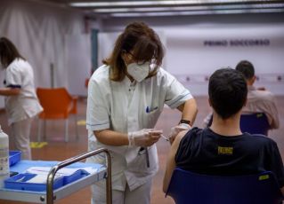 Covid, la proposta di Costa: "Punti di vaccinazione nelle scuole"