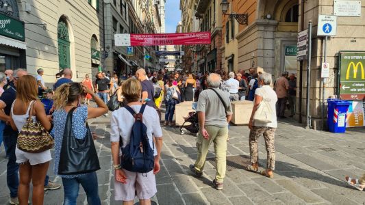 Genova, corteo dei "No Green Pass" in via San Lorenzo: "Si sta parlando di libertà"