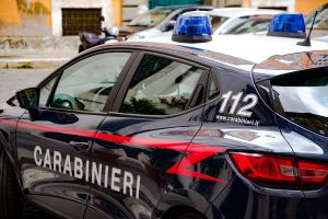Genova, Bogliasco: frantuma specchietti e finestrini di 5 auto, denunciato un 32enne