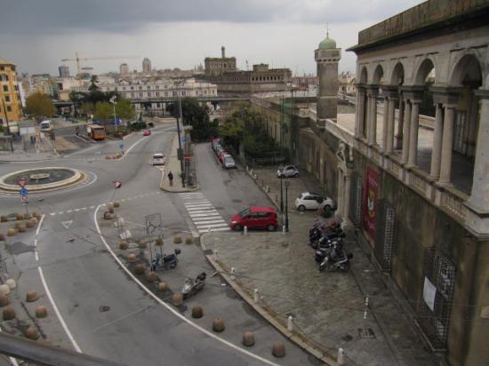Genova, minaccia di suicidarsi con forbici e coltello: salvata da polizia locale