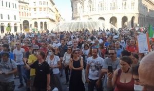 Genova, insulti sessisti a una cronista nella manifestazione "No green pass"
