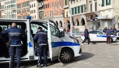 Genova, fa shopping in centro con banconote false da cento euro: denunciato