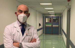 Covid Genova, Bassetti: "Due nuovi ricoveri di soggetti non vaccinati: un 51enne è intubato"