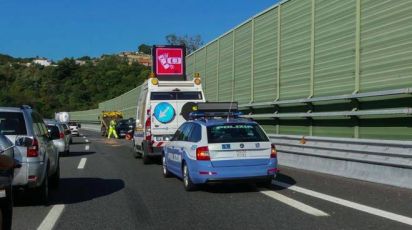 Incidente mortale in autostrada, moto contro auto in A26: un uomo perde la vita