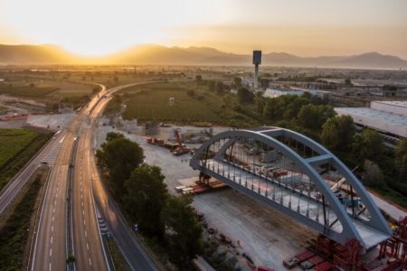 Ci sono tutti e tre i ponti ad arco sulla Napoli-Cancello, Webuild completa le operazioni