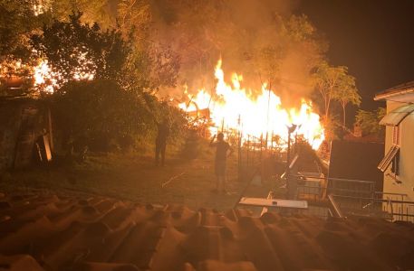 Casarza Ligure, notte di paura: un incendio divora il bosco e si avvicina alle case