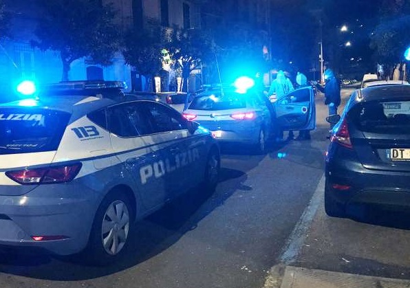Genova, si rifiutano di pagare il conto al bar e aggrediscono i poliziotti: denunciati