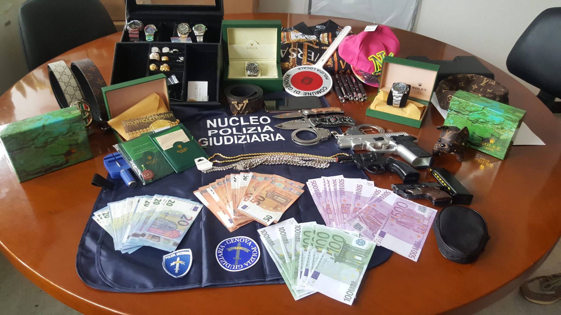 Genova, 16enne vende prodotti contraffatti su Instagram: denunciato