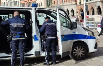 Genova, ruba dei profumi, tenta la fuga e aggredisce gli agenti: arrestato