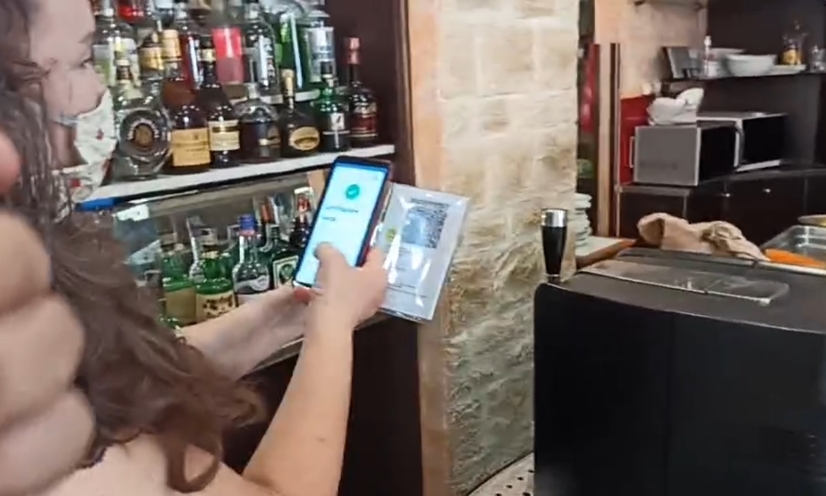 Genova, ecco come i bar si adeguano al green pass: "Sta andando tutto bene"