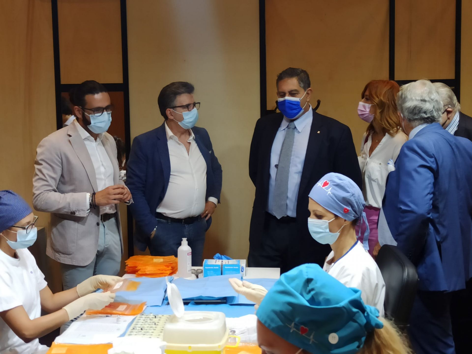 Ecco l'hub del teatro della Gioventù, Toti: "Qui oltre 1000 vaccini al giorno"