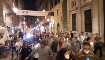 Genova, in centinaia alla fiaccolata in ricordo di De Donno: solidarietà ai medici no vax