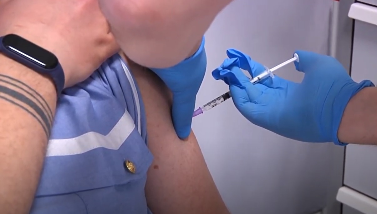 "Vaccini modificano il Dna", "non sono testati": l'Iss smonta le fake news dei no-vax