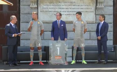 Genoa, svelata anche la terza maglia: grigia come le pietre della Lanterna