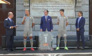 Genoa, svelata anche la terza maglia: grigia come le pietre della Lanterna