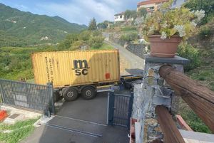 San Colombano, un tir incastrato sulla strada comunale