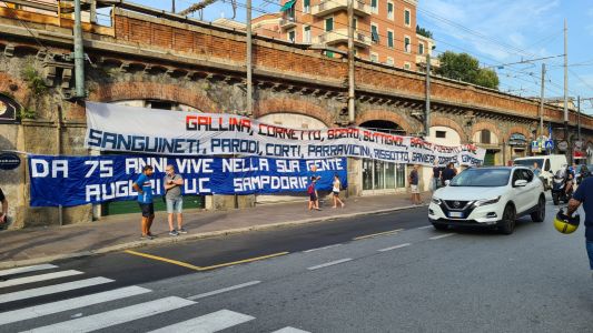 Buon compleanno, Sampdoria: la festa dei tifosi per le vie di Sampierdarena 
