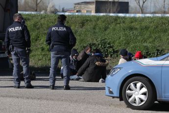 Savona, caricava migranti su un camion: 25enne arrestato dalla polizia in A10 